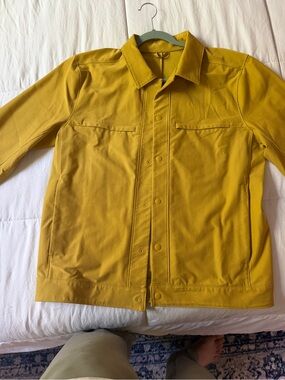 lululemon athletica Men's Mustard Yellow Lightweight Shirt Jacket